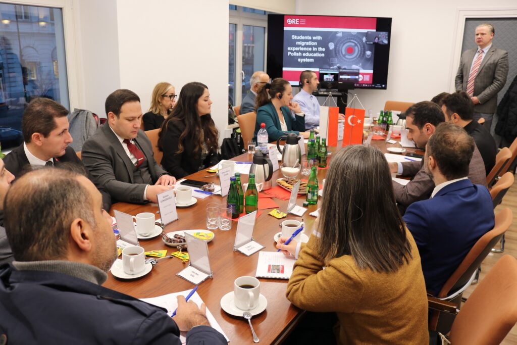 od lewej (nie uwzględnia tłumaczy(: Giannis Kontostergios koordynator z EUAA (European Union Agency for Asylum – Agencja Unii Europejskiej ds. Azylu); Elisa Speziali koordynatorka z EUAA (European Union Agency for Asylum – Agencja Unii Europejskiej ds. Azylu); Esranur Sümer ekspertka ds. migracji; Ufkum Kemal Edisan ekspert ds. migracji; Gürkan Güngöroğlu ekspert ds. migracji; Talip Menekşe kierownik działu (szef delegacji); Serdar Dal Zastępca Dyrektora Regionalnej Dyrekcji Zarządzania Migracją w Stambule; Tuğba Bülbül, urzędniczka państwowa; Yusuf Kaya, urzędnik państwowy; Mustafa Güney ekspert ds. migracji; Krzysztof Maryl wicedyrektor Ośrodka Rozwoju Edukacji