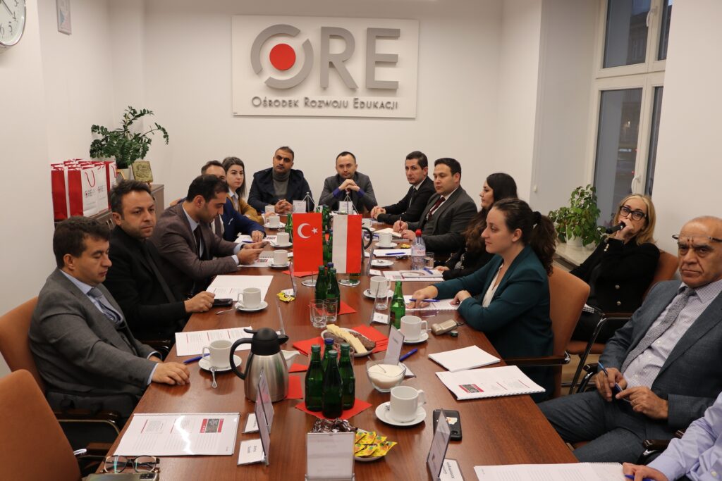 od lewej (nie uwzględnia tłumaczy): Hakan Baral ekspert ds. migracji; Mustafa Güney ekspert ds. migracji; Yusuf Kaya, urzędnik państwowy; Tuğba Bülbül, urzędniczka państwowa; Serdar Dal zastępca dyrektora Regionalnej Dyrekcji Zarządzania Migracją w Stambule; Talip Menekşe kierownik działu (szef delegacji); Gürkan Güngöroğlu ekspert ds. migracji; Ufkum Kemal Edisan ekspert ds. migracji; Esranur Sümer ekspertka ds. migracji; Elisa Speziali koordynatorka z EUAA (European Union Agency for Asylum – Agencja Unii Europejskiej ds. Azylu)