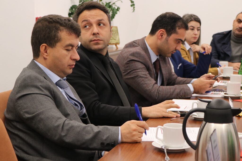 od lewej (nie uwzględnia tłumaczy): Hakan Baral ekspert ds. migracji; Mustafa Güney ekspert ds. migracji; Yusuf Kaya, urzędnik państwowy; Tuğba Bülbül, urzędniczka państwowa; Serdar Dal Zastępca