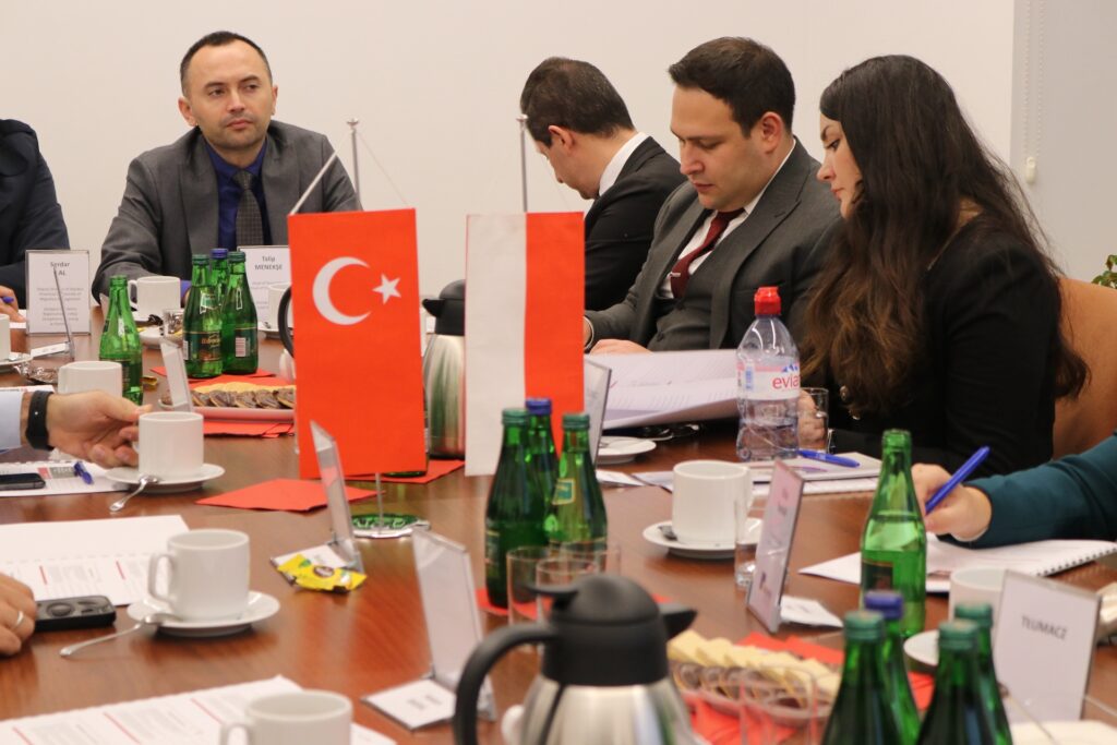 od lewej (nie uwzględnia tłumaczy): Talip Menekşe kierownik działu (szef delegacji); Gürkan Güngöroğlu ekspert ds. migracji; Ufkum