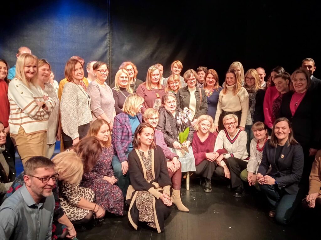 Wspólne zdjęcie uczestników z odtwórczynią roli tytułowej, Grażyną Bułką.