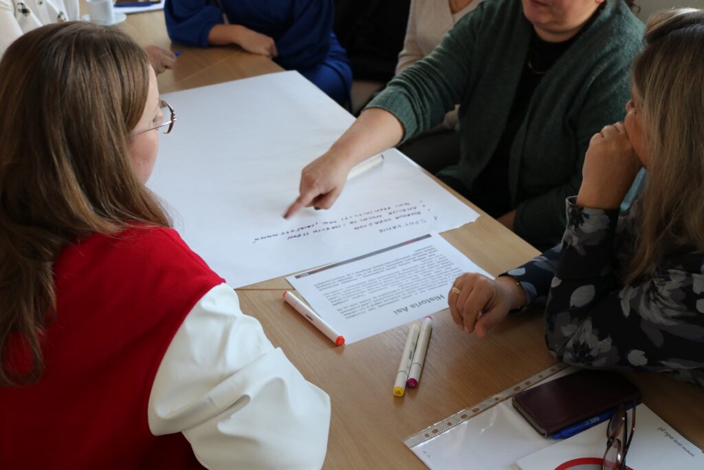 Wspólne wykonywanie ćwiczenia zaproponowanego przez prowadzącą