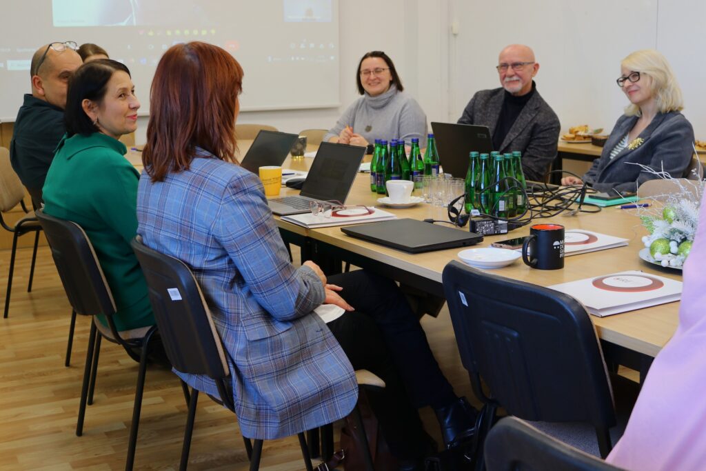 Od lewej: Joanna Kulesza - ekspertka merytoryczna ds. procedur i wdrażania standardów, Magdalena Brewczyńska - kierowniczka projektu, Andrzej Suchenek - dyrektor Ośrodka Rozwoju Edukacji (ORE) oraz członkowie Zespołu konsultacyjno-doradczego