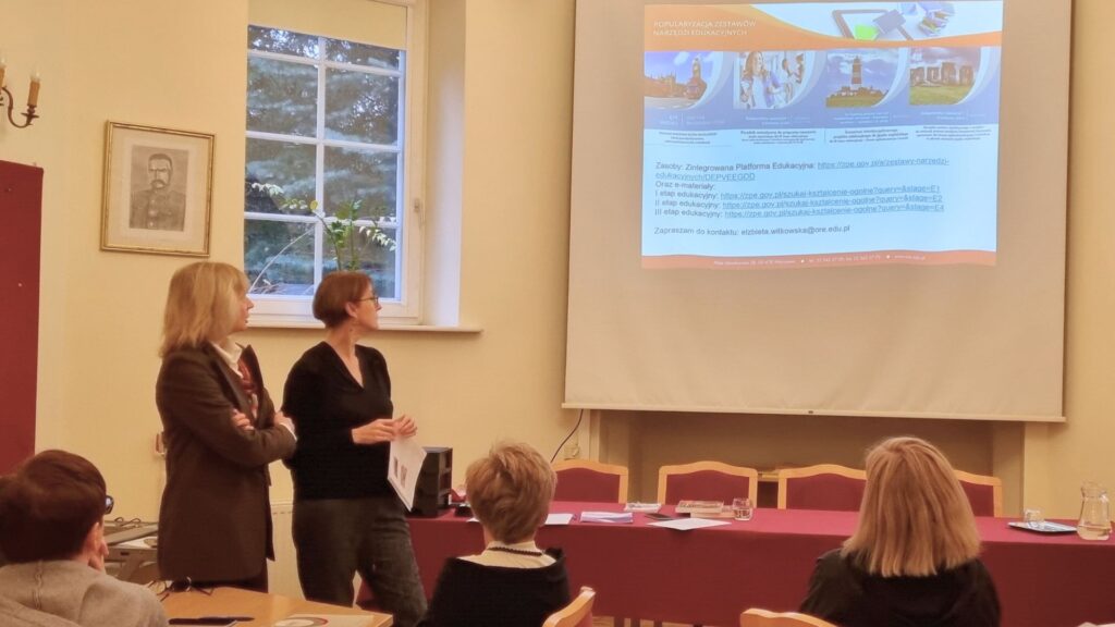 Od lewej: Elżbieta Witkowska - kierownik Wydziału Kompetencji Językowych i Współpracy Międzynarodowej, dr Barbara Muszyńska