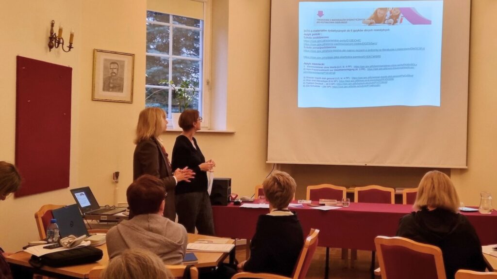 Od lewej: Elżbieta Witkowska - kierownik Wydziału Kompetencji Językowych i Współpracy Międzynarodowej, dr Barbara Muszyńska