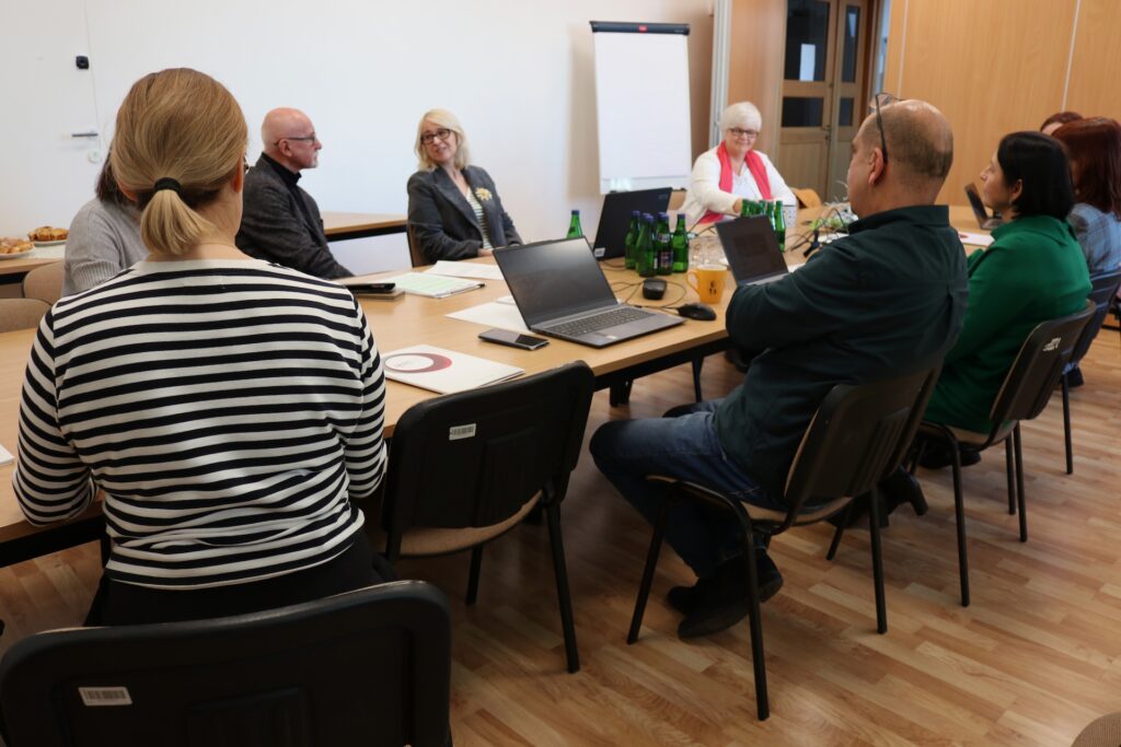 Od prawej: Beata Michalska - ekspertka ds. adaptacji rozwiązań cyfrowych w doradztwie metodycznym, Magdalena Brewczyńska - kierowniczka projektu, Andrzej Suchenek - dyrektor ORE