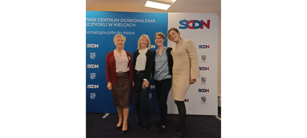 Od lewej stoją: Ewa Witczyńska - przedstawicielka Świętokrzyskiego Centrum Doskonalenia Nauczycieli w Kielcach, Elżbieta Witkowska - kierownik Wydziału Kompetencji Językowych i Współpracy Międzynarodowej, dr Barbara Muszyńska - Uniwersytet Dolnośląski DSW Wrocław, Izabela Krzak-Borkowska - kierownik Pracowni Języków Obcych Świętokrzyskiego Centrum Doskonalenia Nauczycieli w Kielcach.