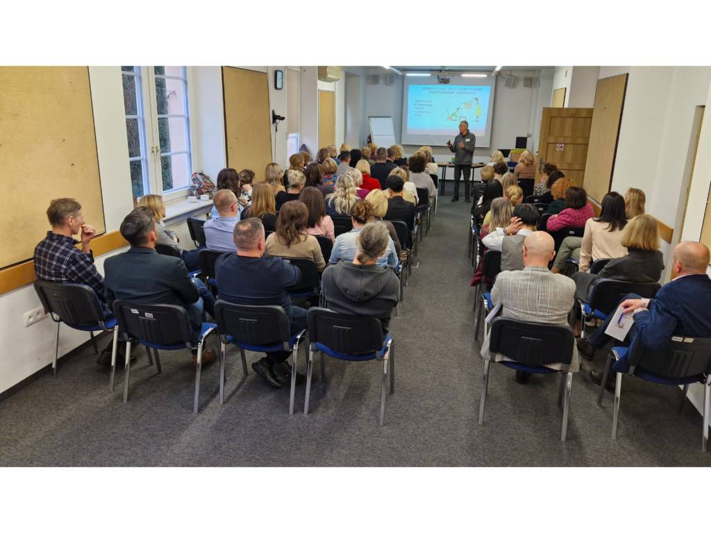 Uczestnicy kursu ADORE 24/25 podczas wykładu.