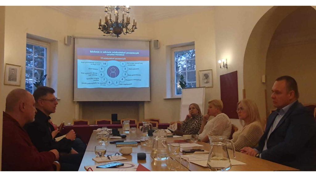 Od lewej: dyrektor MOW w Radzionkowie Tomasz Stuła, członek Państwowej Komisji ds. przeciwdziałania wykorzystaniu seksualnemu małoletnich poniżej lat 15 Konrad Ciesionkiewicz, wicedyrektor ORE Marzenna Habib, dyrektor Zespołu Placówek Oświatowych nr 3 we Wrocławiu Izabela Górzyńska, dyrektor Zespołu Placówek Resocjalizacyjnych w Brzegu Dolnym, dyrektor MOW w Czaplinku Sebastian Matułojć