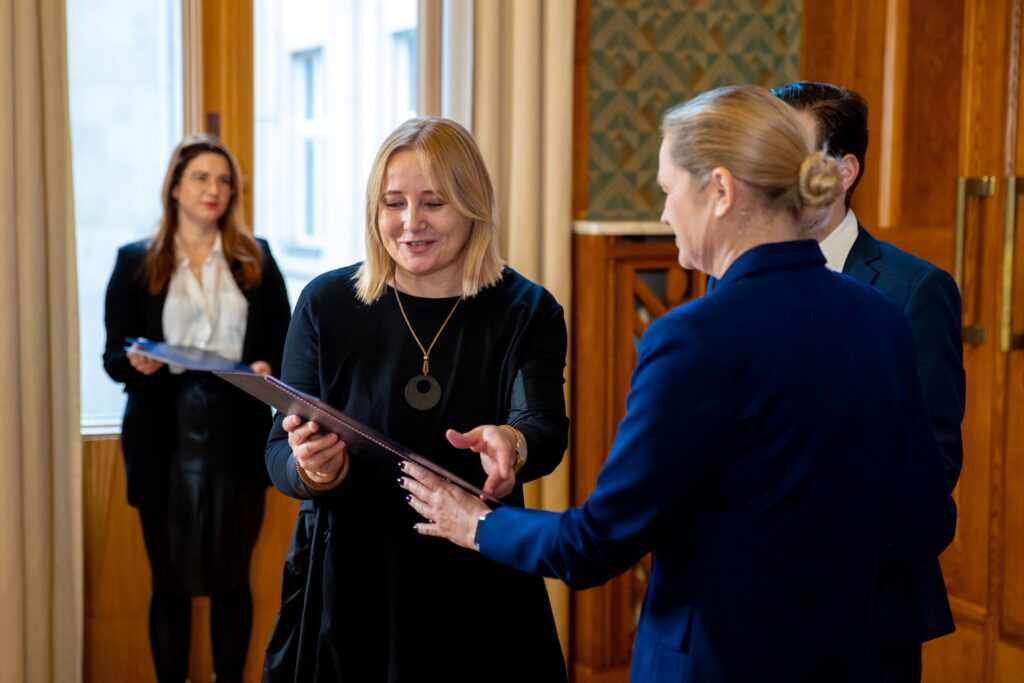 Wręczenie powołania wicedyrektor ORE Marzennie Habib przez Minister Edukacji Barbarę Nowacką