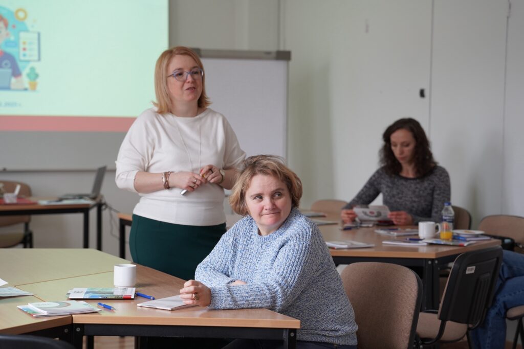 Prowadząca podczas wyjaśniania uczestnikom kwestii związanych z omawianą tematyką