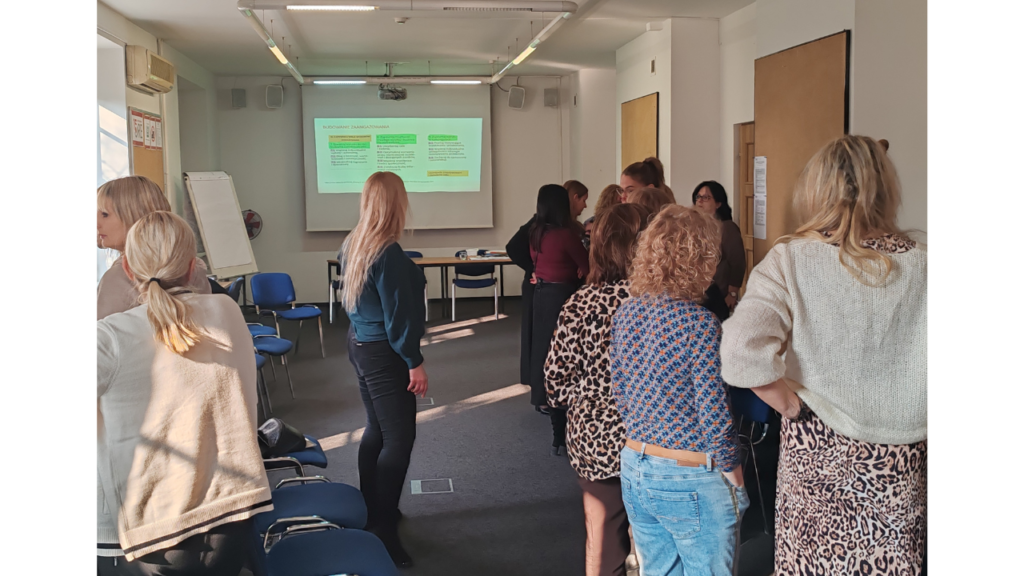 Prowadząca Katarzyna Leśniewska i uczestnicy szkolenia podczas warsztatu „Projektowanie uniwersalne w edukacji – zaangażowanie i motywacja”