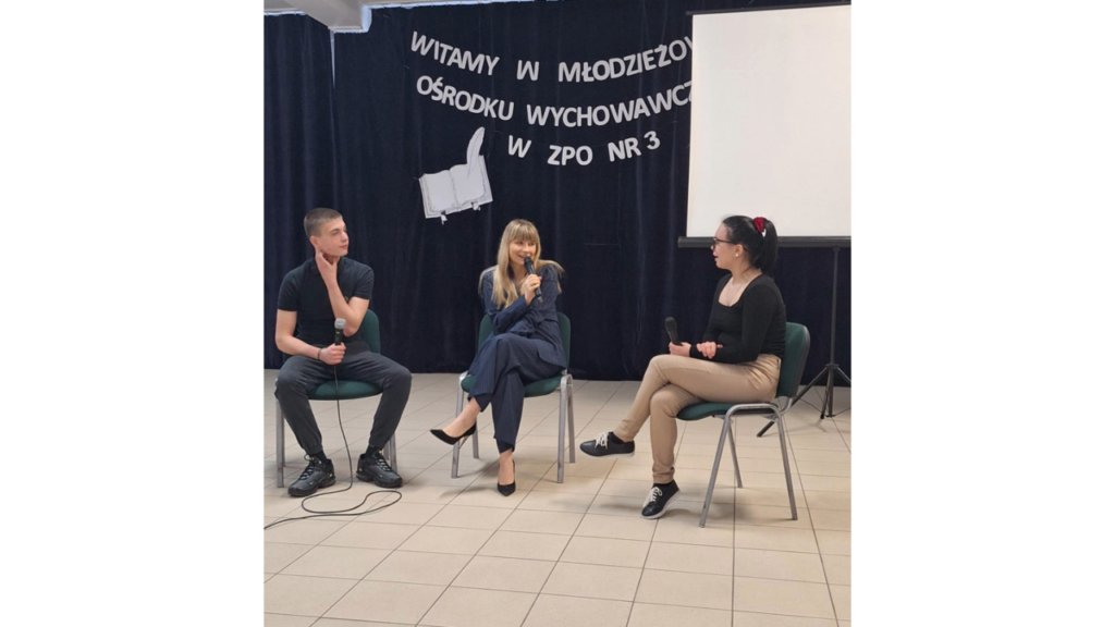 Na zdjęciu Rzecznik Praw Dziecka Monika Horna-Cieślak oraz wychowankowie MOW Wrocław
