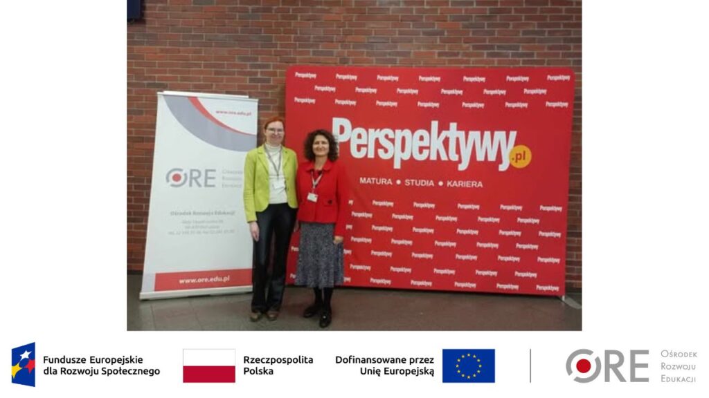 Przedstawicielki zespołu projektu Katarzyna Lidia Kuklińska i Barbara Wałecka stoją na tle stojaka reklamowego z napisem „ORE” i ścianki z napisem „Perspektywy”