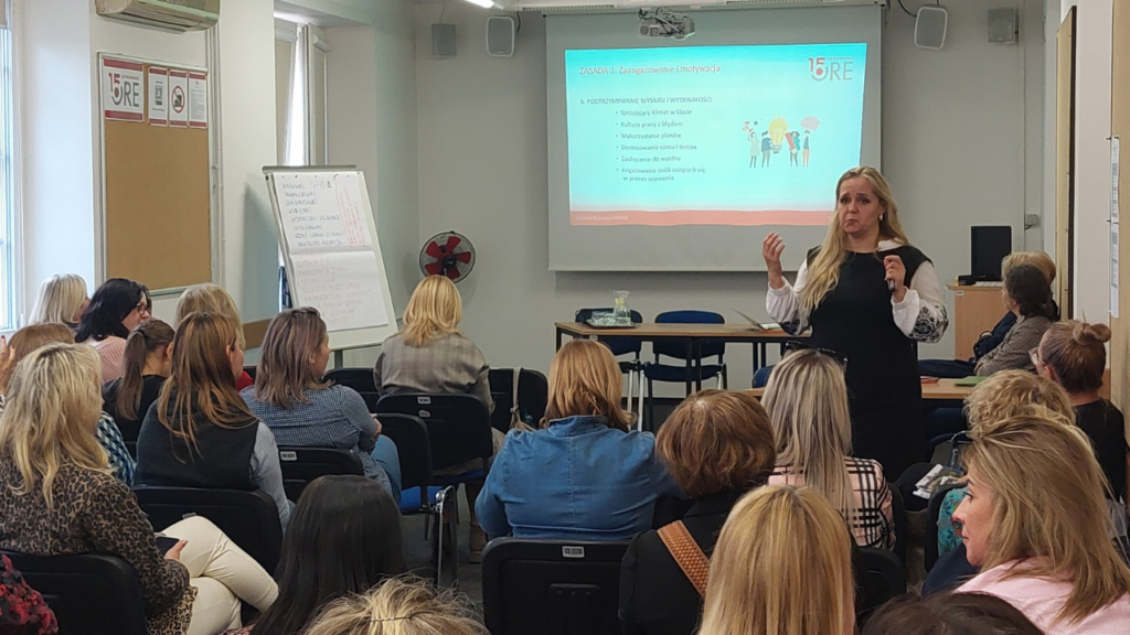 Prowadząca Katarzyna Leśniewska i uczestnicy szkolenia podczas wykładu „Planowanie i organizacja procesu dydaktyczno-wychowawczego w grupie/klasie zróżnicowanej”