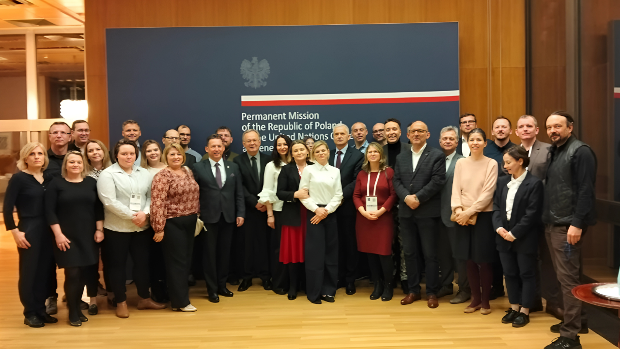 Szkolenie dla fizyków w Europejskiej Organizacji Badań Jądrowych w Genewie