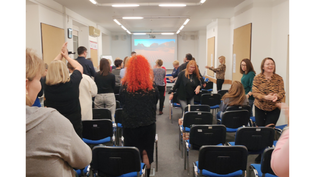 Uczestnicy szkolenia w czasie ćwiczenia praktycznego podczas wykładu „Dobrostan nauczyciela – kompetencje miękkie jako kluczowe umiejętności nauczyciela”