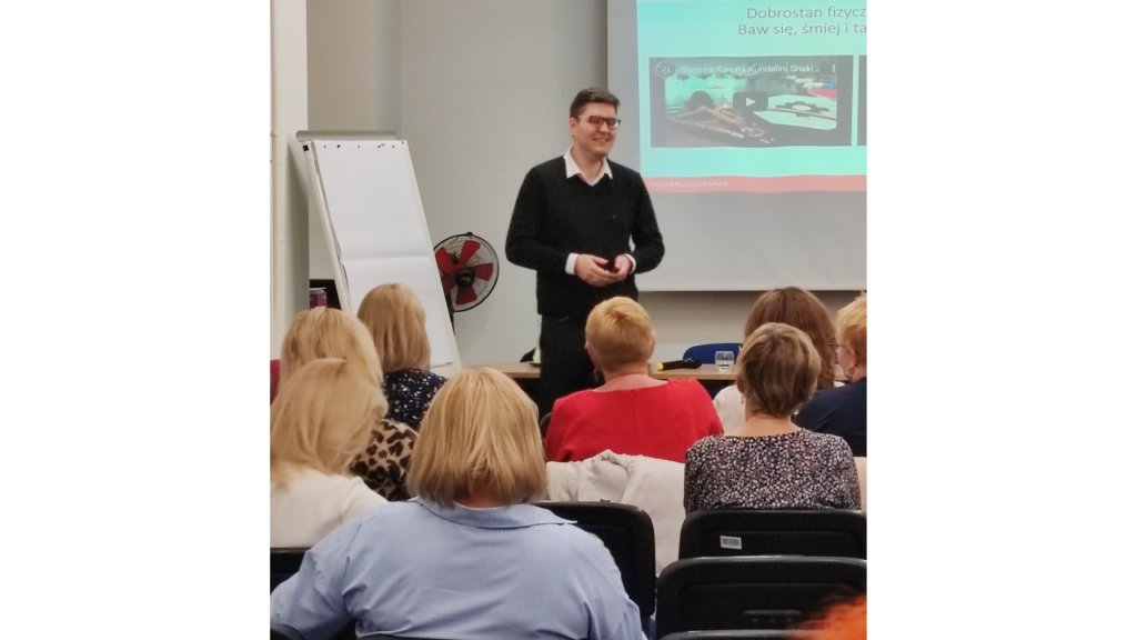 Prowadzący Bartosz Jakimiec oraz uczestnicy szkolenia podczas wykładu „Dobrostan nauczyciela – kompetencje miękkie jako kluczowe umiejętności nauczyciela”