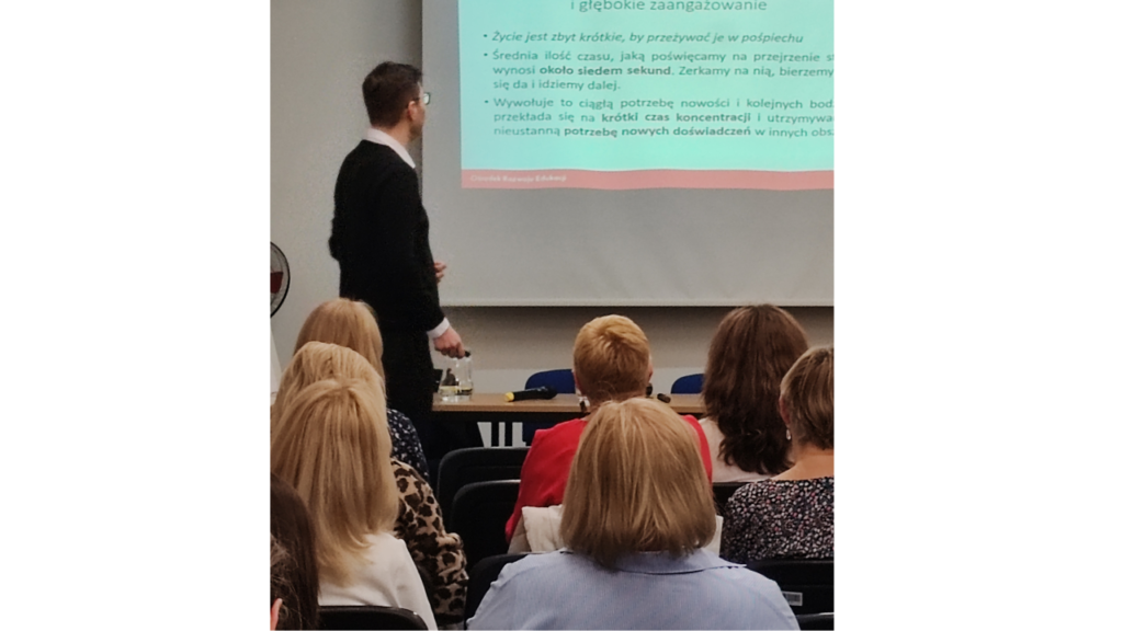 Prowadzący Bartosz Jakimiec oraz uczestnicy szkolenia podczas wykładu „Dobrostan nauczyciela – kompetencje miękkie jako kluczowe umiejętności nauczyciela”