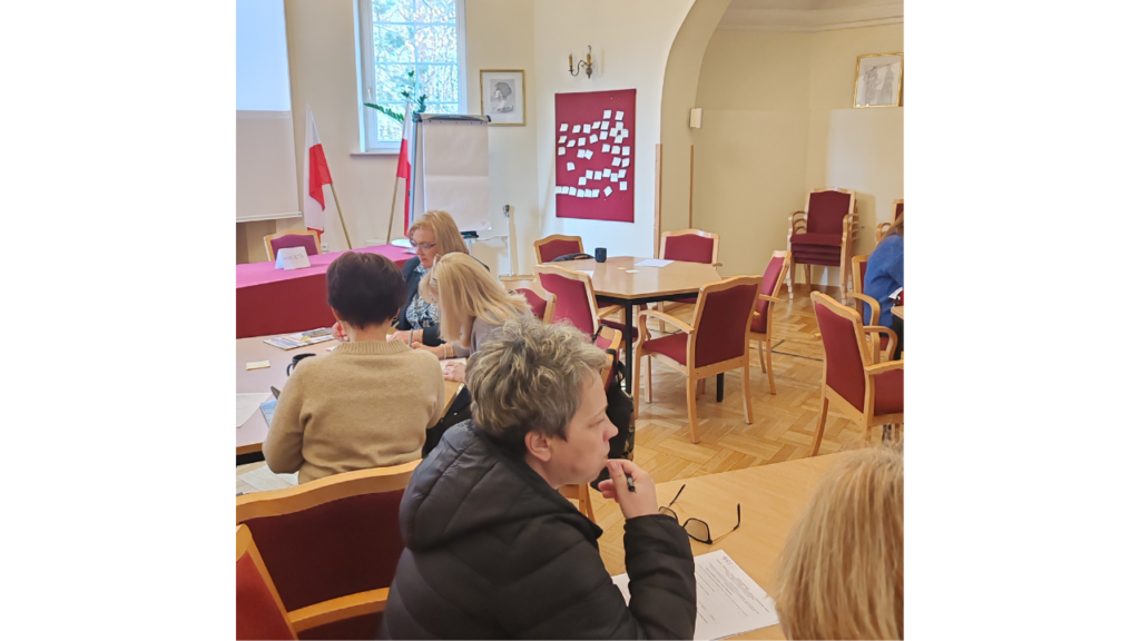 Uczestnicy w czasie pracy warsztatowej nt. zarządzania stresem