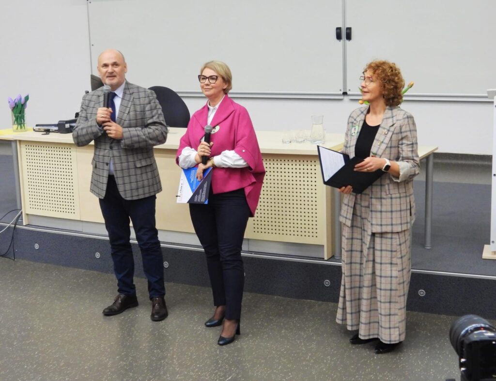 Od lewej: wicedyrektor Departamentu Edukacji i Nauki Urzędu Marszałkowskiego Województwa Wielkopolskiego Czesław Kruczek, dyrektor Centrum Doskonalenia Nauczycieli Beata Walczak, Małgorzata Wucens