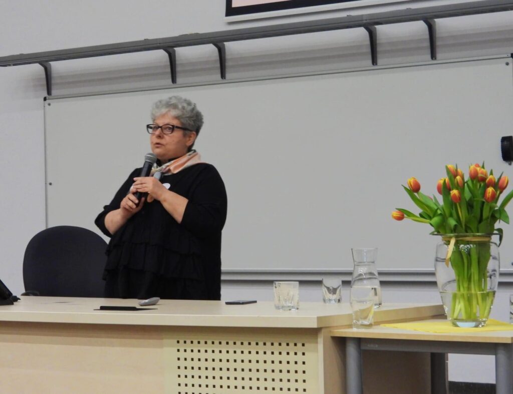 Kierownik projektu „Budowa skoordynowanego systemu pomocy specjalistycznej opartego na Specjalistycznych Centrach Wspierających Edukację Włączającą” Agnieszka Pietryka podczas prelekcji