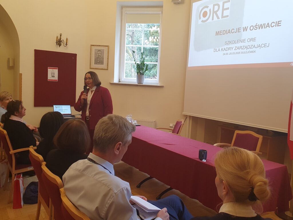 Przywitanie uczestników i trenerów przez wicedyrektor ORE Małgorzatę Szeję