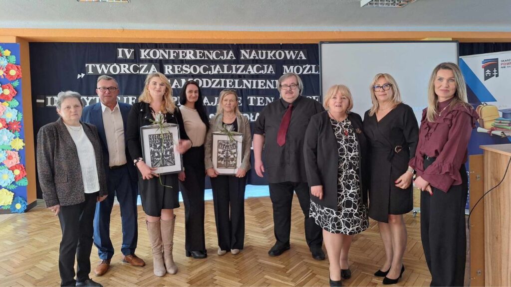 Przedstawiciele MOW w Gołotczyźnie, Wydziału Resocjalizacji i Socjoterapii ORE, Zespołu Placówek Resocjalizacyjno-Wychowawczych w Skarżysku-Kamiennej oraz przewodnicząca Komisji ds. kierowania nieletnich do młodzieżowego ośrodka wychowawczego Katarzyna Wierzbicka (piąta od lewej)