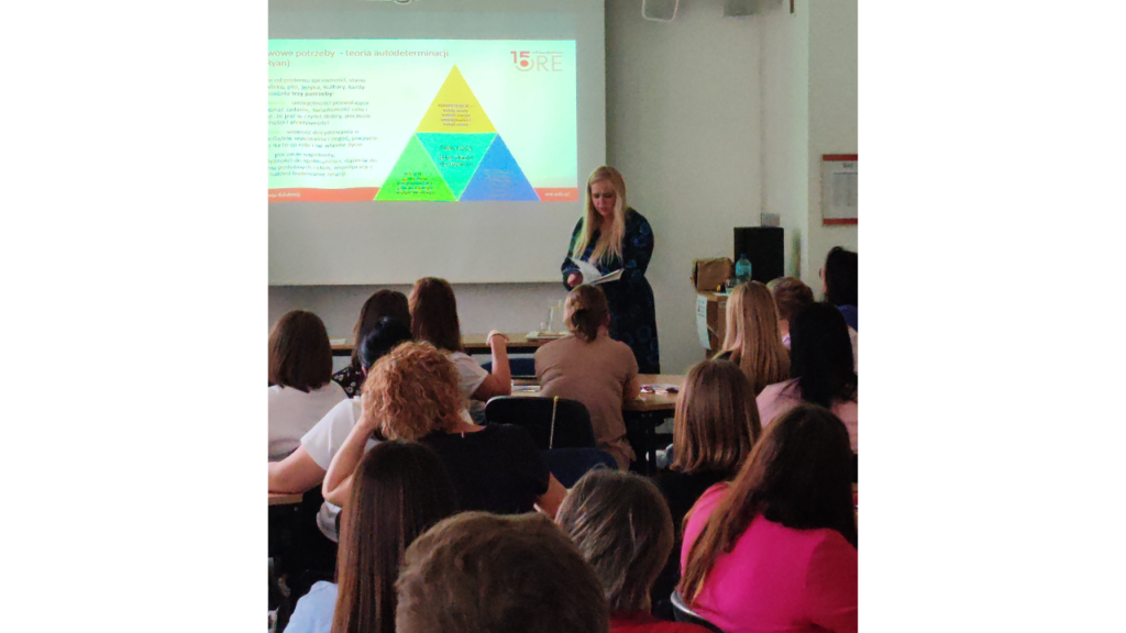 Prowadząca Katarzyna Leśniewska oraz uczestnicy szkolenia podczas wykładu „Organizacja zajęć opiekuńczo-wychowawczych w świetlicy i szkole, czyli jak «chaos i bałagan» zmienić w dobrą zabawę”