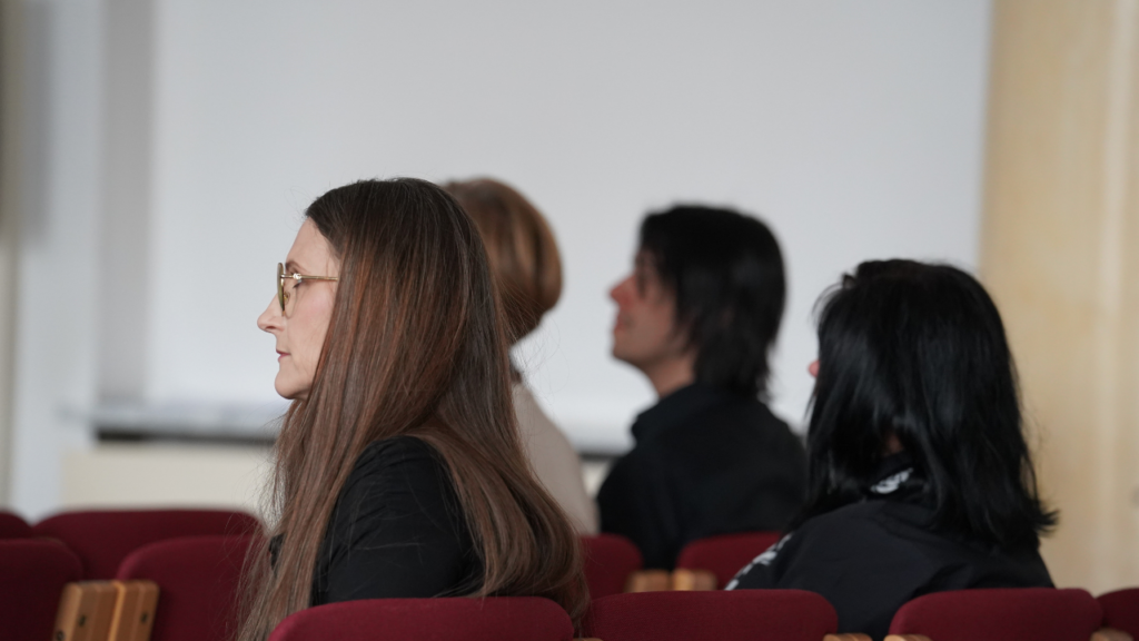 Dr Małgorzata Juda-Mieloch i Bernadetta Klimczak, jeszcze wśród widowni, przygotowując się do wystąpienia
