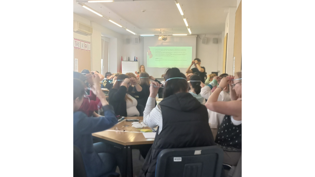 Uczestnicy w czasie pracy warsztatowej podczas zajęć „Doskonalenie i rozwój warsztatu pracy nauczyciela oraz wychowawcy świetlicy. Skrzynka z pomysłami”