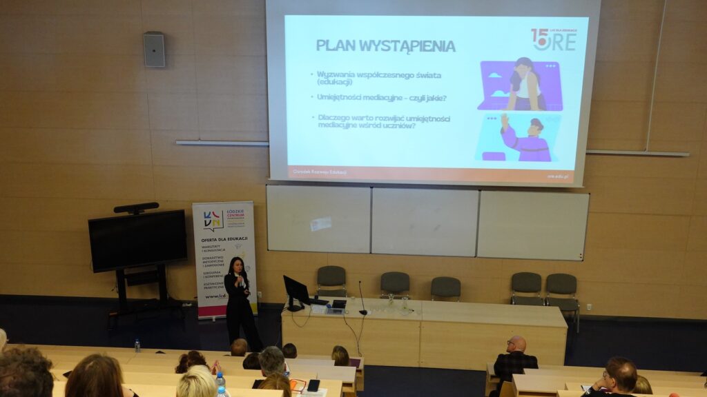 Widok z sali na prelegentkę Martę Koch-Kozioł i plan jej wystąpienia, wyświetlany na ekranie , fot. Łódzkie Centrum Doskonalenia Nauczycieli i Kształcenia Praktycznego