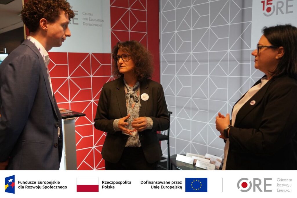 Na zdjęciu ekspertka projektu Barbara Wałecka rozmawia z uczestnikiem konferencji