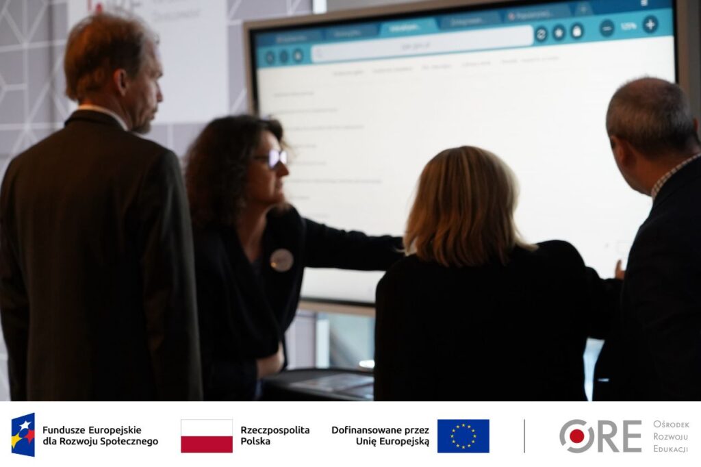 Na zdjęciu ekspertka projektu Barbara Wałecka prezentuje na ekranie Zintegrowaną Platformę Edukacyjną uczestnikom konferencji