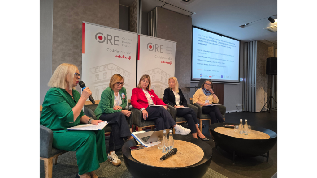 Uczestnicy panelu (od lewej): Anna Jurewicz (moderatorka), Edyta Paczkowska (Wicedyrektorka ODN w Zielonej Górze), Marzena Pulik-Sowińska (Lubuska Wicekurator Oświaty), Iwona Konopka (kierowniczka Wydział Rozwoju Systemu Doskonalenia ORE), Dorota Czerwonka (trenerka umiejętności psychospołecznych, edukacyjnych i przywódczych)