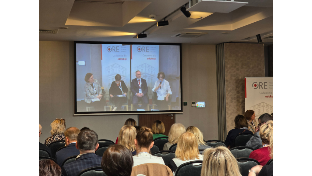 Uczestnicy panelu (od lewej): Anna Marciniak (moderatorka, ekspertka w projekcie), Dorota Obidniak (koordynatorka ds. współpracy międzynarodowej w Zarządzie Głównym ZNP), Piotr Gwit (doradca metodyczny, członek zespołu roboczego ds. pragmatyki zawodowej nauczycieli w MEN), Anna Dakowicz-Nawrocka (wicedyrektorka Departamentu Kształcenia Ogólnego w Ministerstwie Edukacji Narodowej)