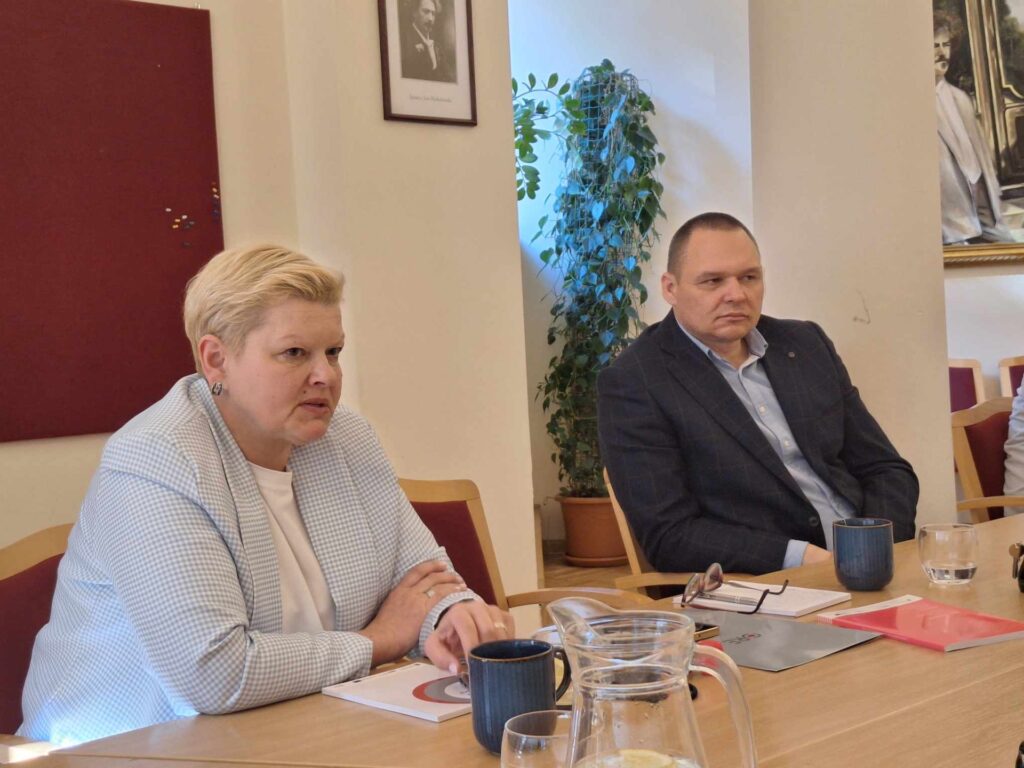 Od lewej: dyrektor Zespołu Placówek Oświatowych nr 3 we Wrocławiu Izabela Górzyńska i dyrektor MOW Czaplinek Sebastian Matułojć