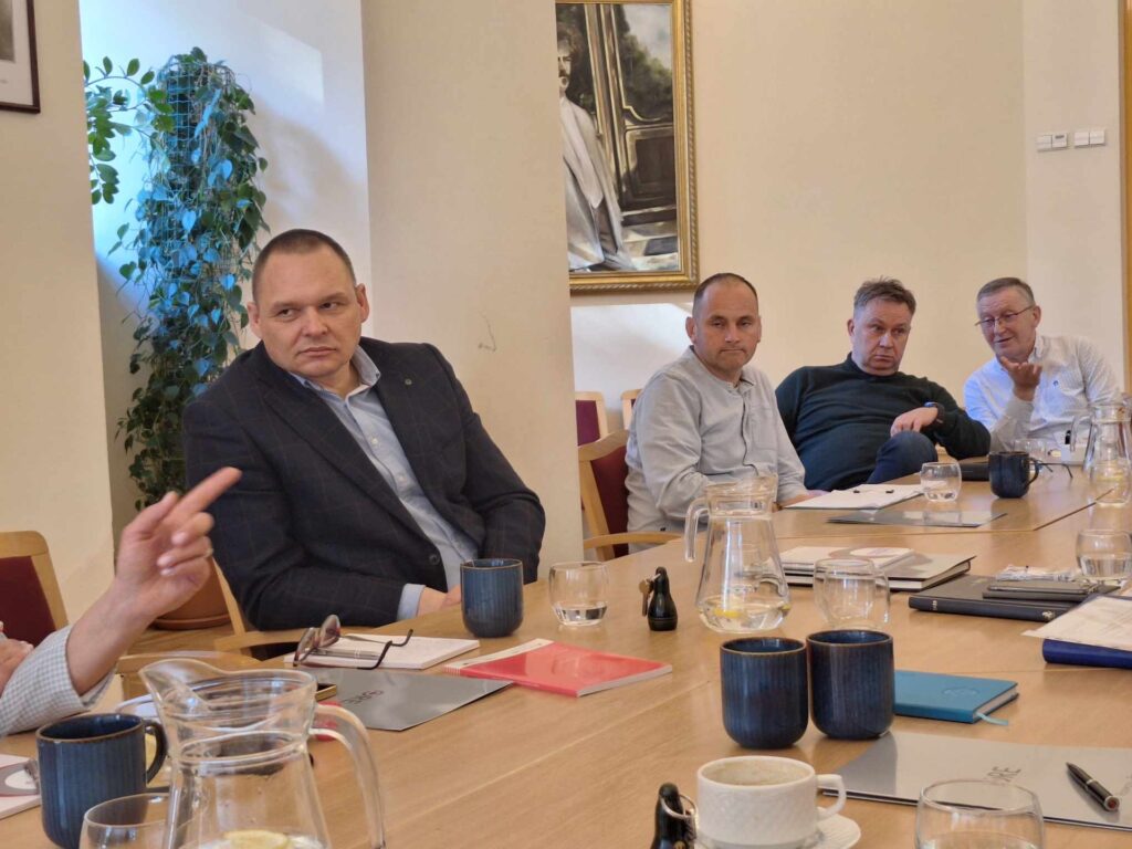 Od lewej: dyrektor MOW Czaplinek Sebastian Matułojć, dyrektor MOW w Trzebieży Marcin Głuszyk, dyrektor Młodzieżowego Centrum Edukacji i Readaptacji Społecznej w Goniądzu Sławomir Moczydłowski, dyrektor generalny Edu Res Henryk Wrzesień