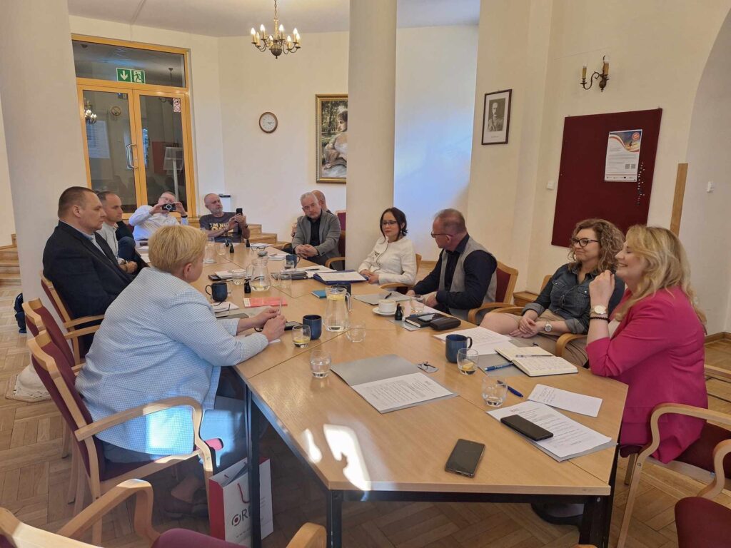 Dyrektorzy młodzieżowych ośrodków wychowawczych, przedstawiciele WRS ORE, sędzia Joanna Jarząb z Sądu Rejonowego dla Warszawy-Żoliborza w Warszawie VI Wydział Rodzinny i Nieletnich oraz kurator specjalista Robert Kaczyński z VI Zespołu Kuratorskiej Służby Sądowej Sądu Rejonowego dla Warszawy-Żoliborza w Warszawie