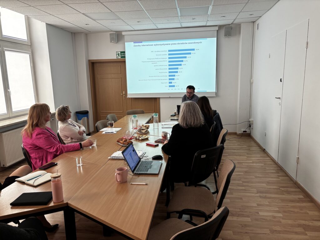 Wykonawca raportu i przedstawiciele zespołu projektowego