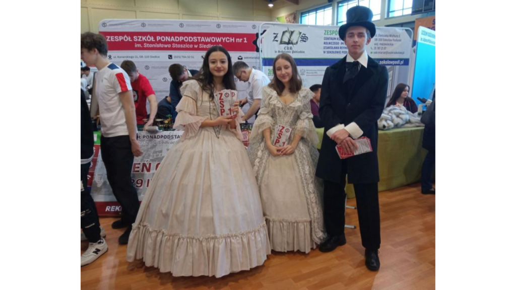 Uczniowie w strojach historycznych