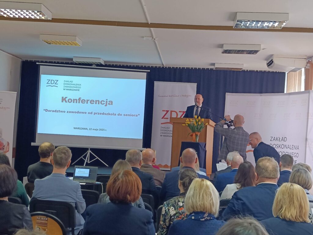 Prezes Zarządu ZDZ w Warszawie Krzysztof Łuka podczas otwarcia konferencji