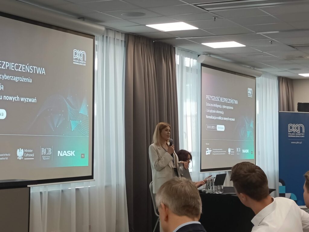 Dyrektor Wydziału Relacji Zewnętrznych PKN Anna Komar prowadzi konferencję