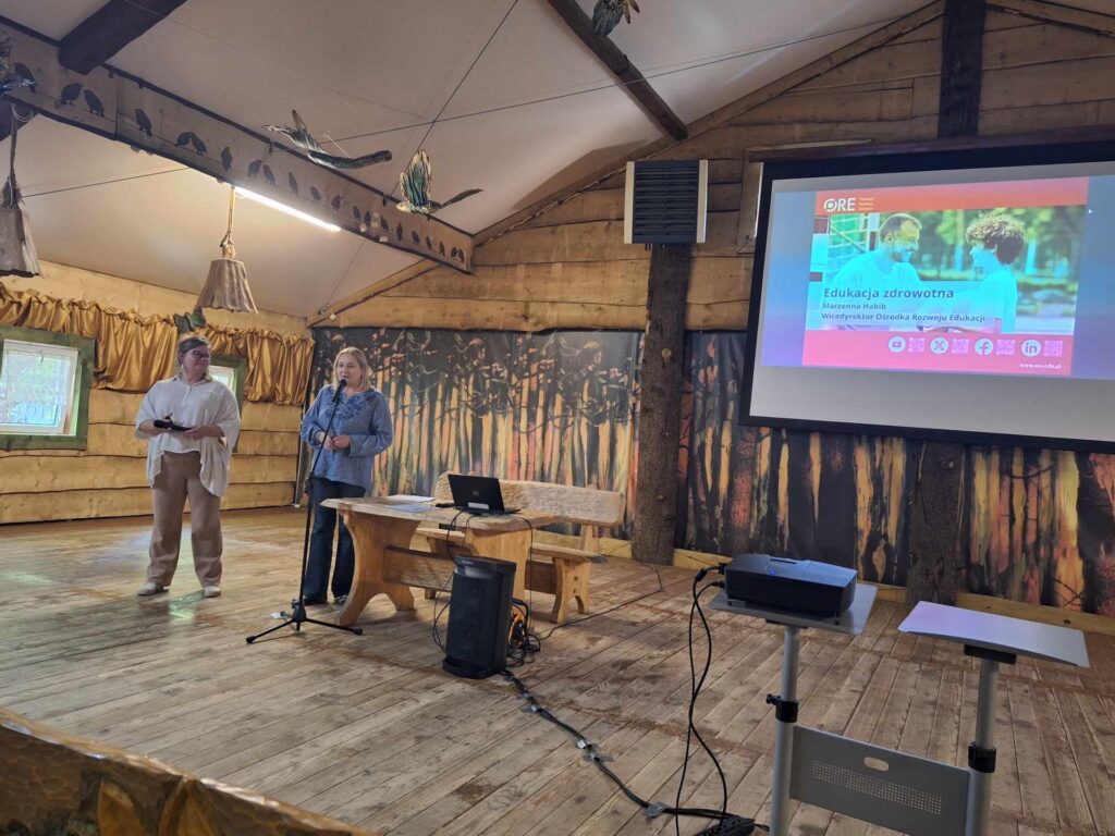 Wicedyrektor ORE Marzenna Habib (z prawej) i kierownik Wydziału Promocji Zdrowia, Profilaktyki i Wychowania ORE przedstawiają nowy przedmiot szkolny – edukację zdrowotną