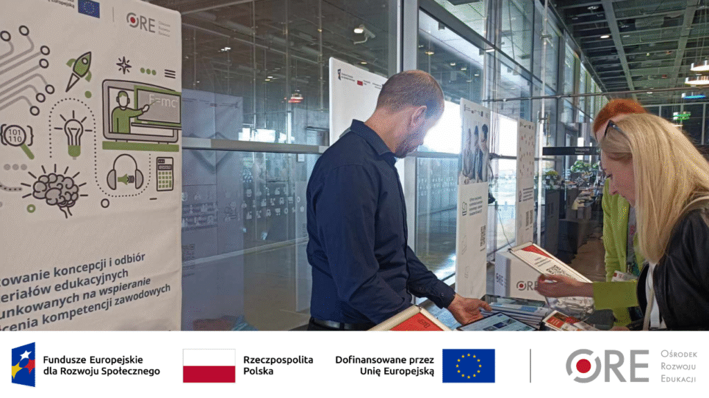 Przedstawiciele projektu udzielają informacji uczestniczce konferencji