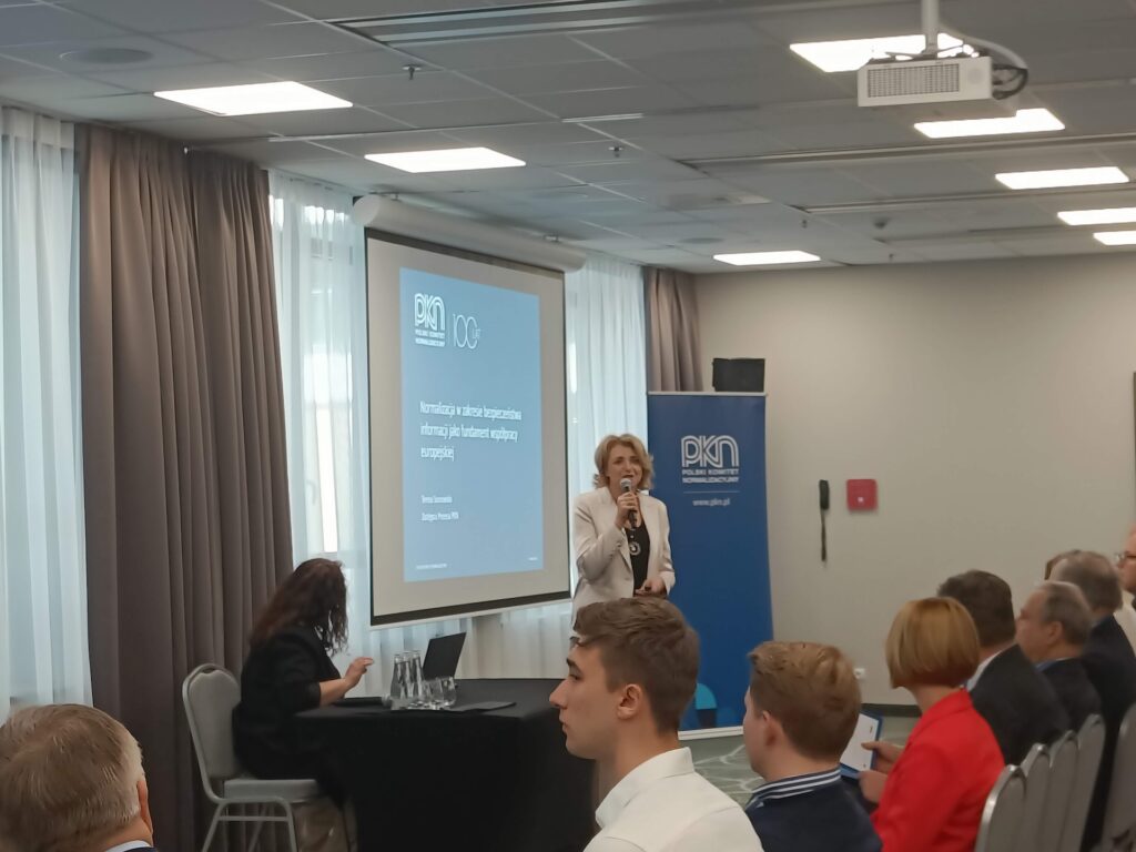 Zastępca prezes PKN Teresa Sosnowska wygłasza prelekcję „Normalizacja w zakresie bezpieczeństwa informacji jako fundament współpracy europejskiej”