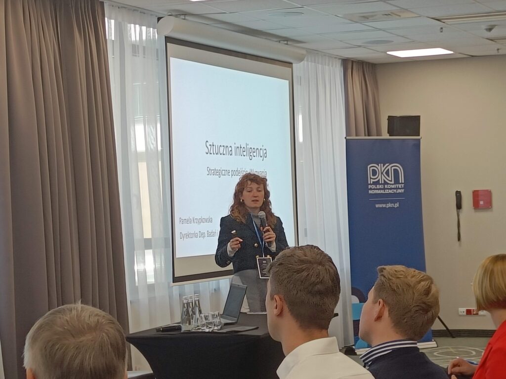 Dyrektorka Departamentu Badań i Innowacji Ministerstwa Cyfryzacji Pamela Krzypkowska wygłasza prelekcję „Strategiczne kierunki rozwoju sztucznej inteligencji w Polsce”