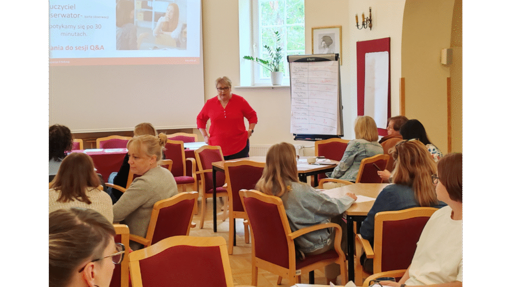 Prowadząca Marzena Jasińska oraz uczestnicy szkolenia podczas warsztatów „Umiejętność prowadzenia efektywnego spotkania z rodzicami”