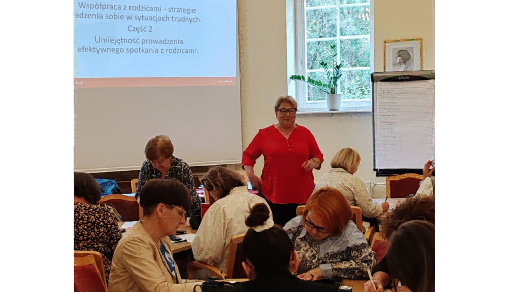 Prowadząca Marzena Jasińska oraz uczestnicy szkolenia podczas warsztatów „Umiejętność prowadzenia efektywnego spotkania z rodzicami”
