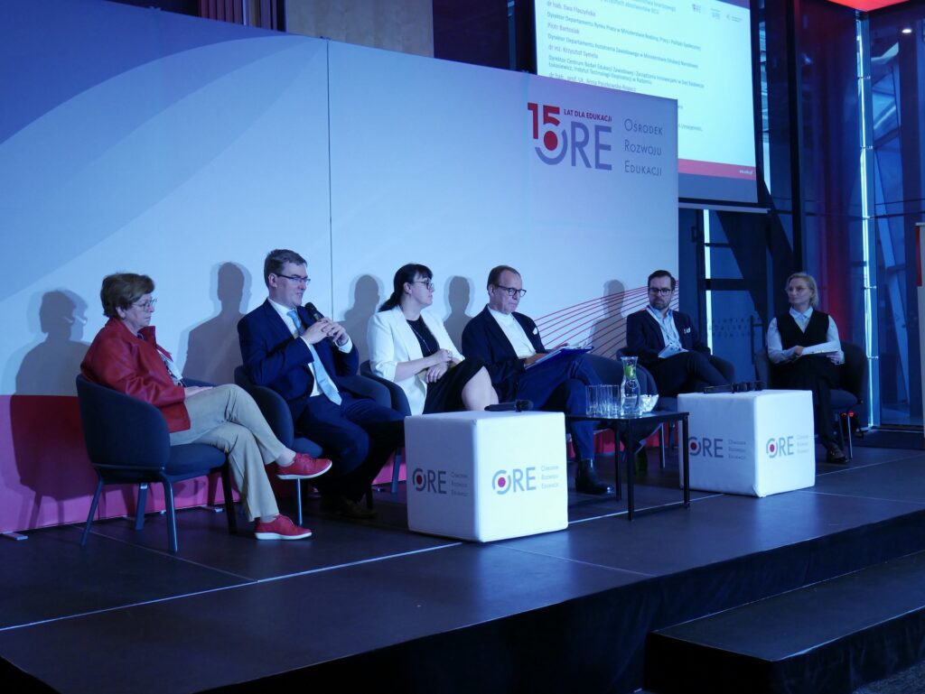 Panel dyskusyjny z udziałem zaproszonych gości (ekspertów), od lewej: dr hab. Anna Paszkowska-Rogacz, prof. UŁ – Uniwersytet Łódzki, Zakład Psychologii Pracy, Organizacji i Doradztwa Kariery; Piotr Bartosiak – dyrektor Departamentu Kształcenia Zawodowego MEN, dr hab. Ewa Flaszyńska – dyrektor Departamentu Rynku Pracy w MRPiPS; dr inż. Krzysztof Symela – dyrektor Centrum Badań Edukacji Zawodowej i Zarządzania Innowacjami; Jerzy Bielecki – IBE-PIB, Zespół Badań Umiejętności, krajowy koordynator ReferNet Polska; Monika Drzymulska-Derda – ORE, IBE-PIB